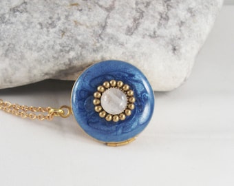 Collier médaillon avec pierre de lune en émail bleu plaqué or. Cadeau pour elle.