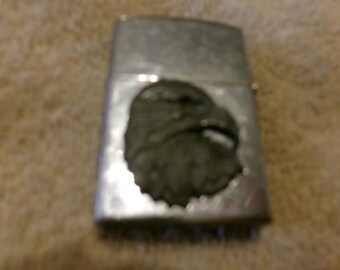 Encendedor vintage cromado con forma de cabeza de águila