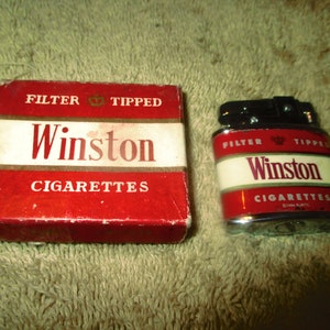 Accendino flip-top vintage per sigaretta Winston nella sua scatola originale