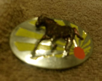 Fibbia vintage del 1988 in acciaio massiccio con cavallo al galoppo all'alba, modello #G-40 di Siskiyou Buckles