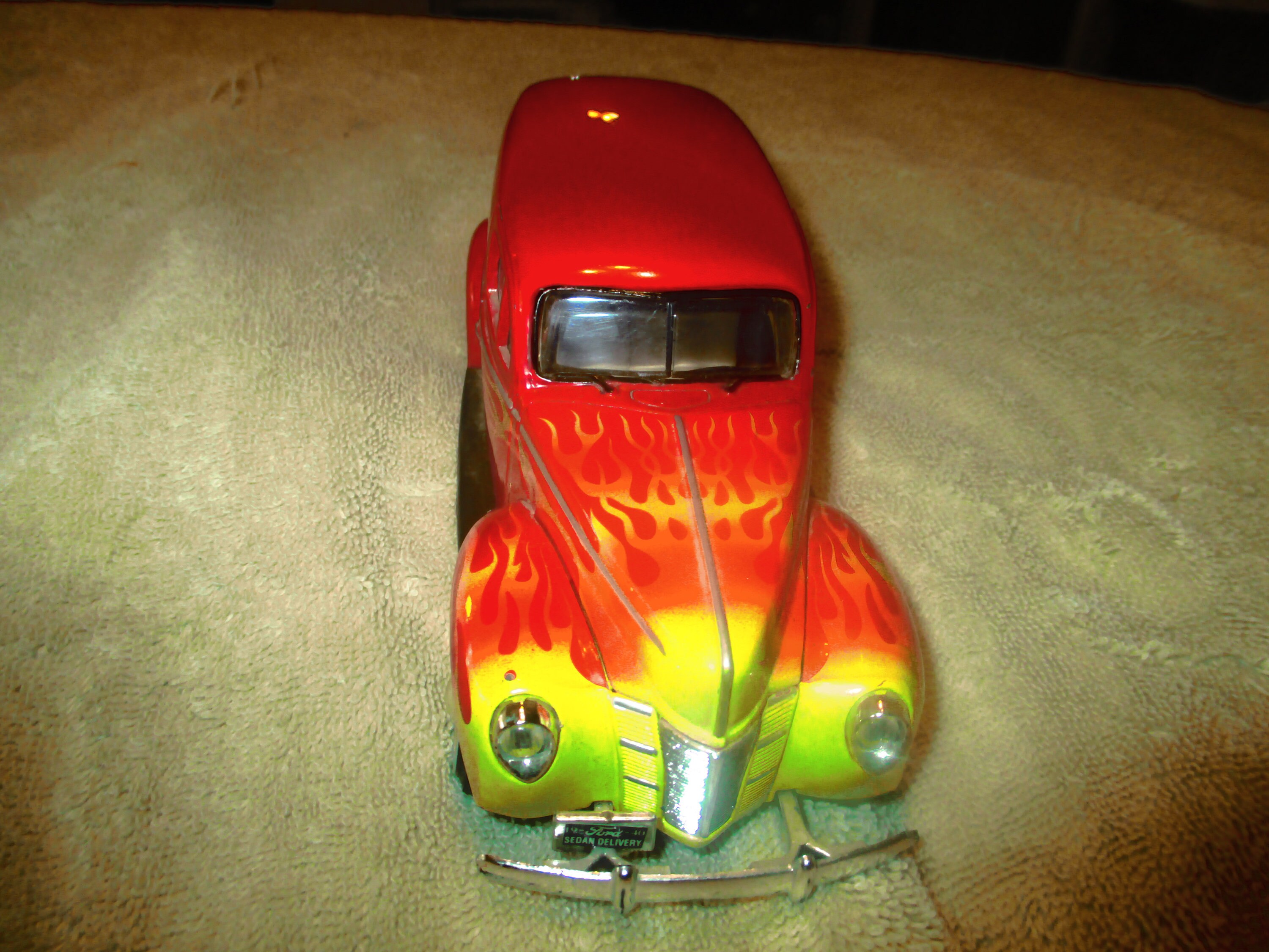 1/18 UNIVERSAL HOBBIES Ford Deluxe 1940 Hot Rod EUR 30,00 - FR