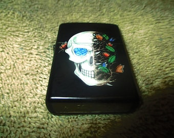 Accendino Zippo vintage con testa di teschio nero
