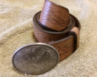 Cinturón de cuero con hebilla cromada y estampado floral estilo vaquero vintage