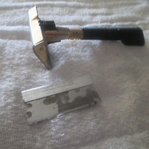 Vintage 1950&#39;s Gem Single Edge Blade  Razor Push Button w/ Blade made in USA