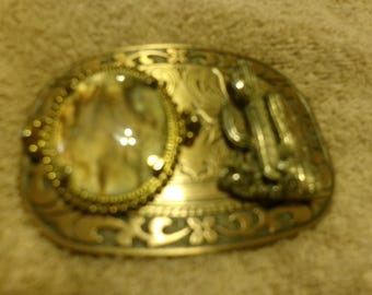 Gran diamante de imitación de roca vintage con un cactus de pie y hebilla de latón macizo