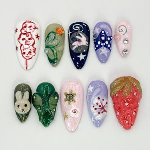 Uñas postizas con diseño cósmico kawaii, diseño caprichoso de noche estrellada y conejito, diseño personalizado con temática de fresa y estrellas, diseño artístico de uñas.