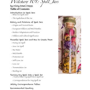Peut inclure: Un livre intitulé "Witchery 101: Spell Jars" par Misty Dawn Meggs. La couverture présente un bocal de sorts rempli de fleurs et d'herbes séchées colorées. La table des matières est visible, répertoriant des sujets tels que l'histoire des bocaux de sorts.