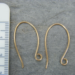 Puede incluir: Dos ganchos para pendientes de color dorado, cada uno con un pequeño bucle en el extremo. Los ganchos miden aproximadamente 2,5 cm de largo.