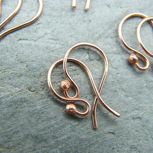 Puede incluir: Alambres para orejas de oro rosa con acentos de bolas martilladas. Los alambres para orejas est&aacute;n hechos de un alambre delgado y delicado y tienen un dise&ntilde;o simple y elegante.