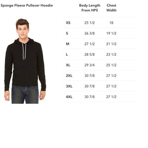Puede incluir: Tabla de tallas para una sudadera con capucha de forro polar negro con medidas en pulgadas. La tabla muestra la longitud del cuerpo desde el punto m&aacute;s alto del hombro y el ancho del pecho para las tallas XS a 4XL.