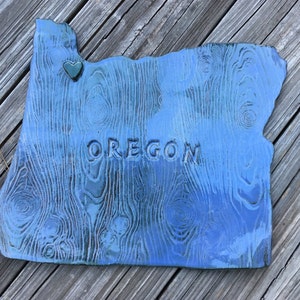 Assiette en grès vert bleu Oregon avec cœur vert Portland