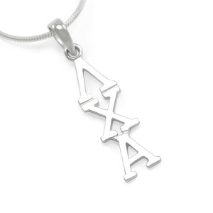 Può includere: Una collana d'argento con un ciondolo con le lettere greche 'AXA'.