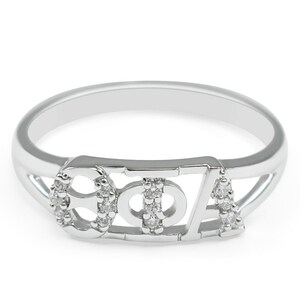 Könnte beinhalten: Ein silberner Ring mit den Buchstaben "SOA", die mit kleinen Diamanten besetzt sind. Der Ring hat ein geteiltes Banddesign.