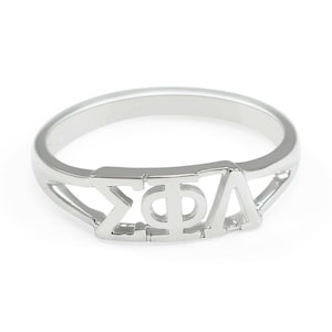 Op de afbeelding: Een zilveren ring met de letters "ΣΦΑ" uitgesneden uit de band.