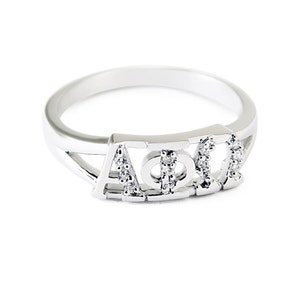 Könnte beinhalten: Ein silberner Ring mit den Buchstaben "AOII", die mit kleinen Diamanten besetzt sind. Der Ring hat ein geteiltes Banddesign.