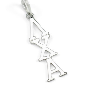 Può includere: Ciondolo in argento con le lettere AXA impilate l'una sull'altra.