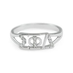 Op de afbeelding: Een zilveren ring met de letters "ΣΦΑ" bezet met kleine diamanten.
