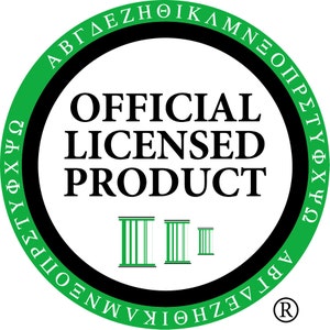Puede incluir: Una pegatina circular negra y verde con el texto "OFFICIAL LICENSED PRODUCT" en blanco. La pegatina tiene un borde negro con letras griegas blancas alrededor del exterior.
