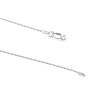 K&ouml;nnte beinhalten: Eine silberne Schlangenkettenhalskette mit einem Karabinerverschluss.