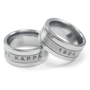 Anillo de tungsteno Pi Kappa Phi // ΠΚΦ Fraternidad // Regalos de fraternidad // Regalos para él // Regalo de iniciación // Anillos de hombre // Regalos de letras griegas //