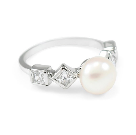 Pearl Chic Ring with CZ diamonds // Pearl ring // Pearl Jewelry  Accessories // Pearl lover // Pearl necklace // Pearl // Promise Rings