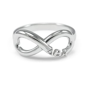 Könnte beinhalten: Silberner Unendlichkeitsring mit der Inschrift "Aloha" auf der Band.