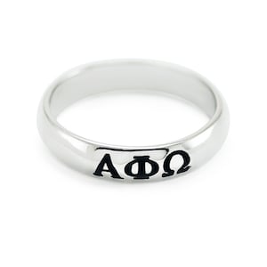 Könnte beinhalten: Ein silberner Ring mit den Buchstaben "ΑΦΩ" in Schwarz graviert.