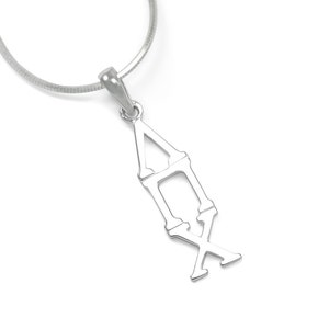 Könnte beinhalten: Silberne Halskette mit Anhänger in Form griechischer Buchstaben. Die Buchstaben sind übereinander gestapelt und in einem einfachen, modernen Stil gehalten.
