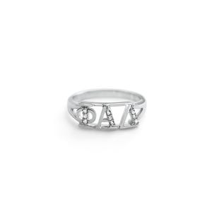Puede incluir: Un anillo de plata con las letras "ΦΑΞ" engastadas con pequeños diamantes.
