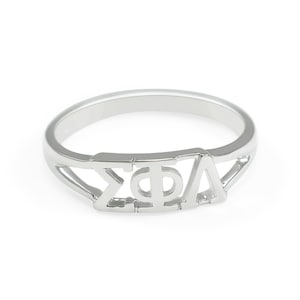 Op de afbeelding: Een zilveren ring met de letters "ΣΦΔ" uitgesneden uit de band.