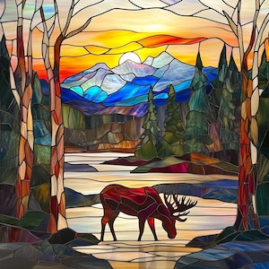 Puede incluir: Panel de vidrieras que representa un paisaje con un alce. La obra presenta una puesta de sol con montañas, árboles y agua. El alce es marrón y rojo, y el cielo es una mezcla de amarillo, naranja y azul.