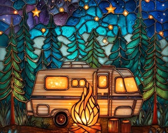 Puede incluir: Ilustración estilo vidriera de un campamento nocturno. Una caravana beige está estacionada frente a árboles verdes, con una fogata encendida al frente. El cielo nocturno es azul oscuro con estrellas y algunas estrellas amarillas.