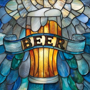Op de afbeelding: Gebrandschilderd glas kunstwerk met een bierpul gevuld met goudkleurig bier en schuim. Het woord "BEER" staat op een banner. De achtergrond is een mozaïek van blauwe, turquoise en gouden glasstukken.