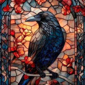 Puede incluir: Vidriera que representa un cuervo azul oscuro posado en una rama con flores rojas y blancas. El fondo tiene una combinación de colores naranja y azul, con un patrón de mosaico. La obra de arte está enmarcada con un borde oscuro.