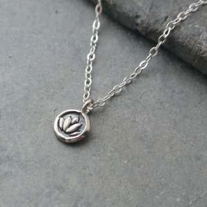 Kleiner Lotusblumenanhänger. Sterling Silber