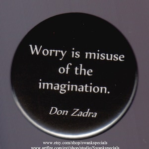 Op de afbeelding: Zwarte en witte knop met de quote "Worry is misuse of the imagination." van Don Zadra.