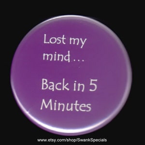 Puede incluir: Botón redondo morado con texto blanco que dice "Lost my mind... Back in 5 Minutes".