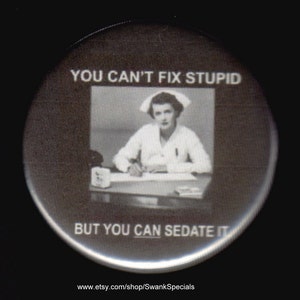 Non puoi correggere la stupidità, ma puoi sedarla. Spilla o magnete