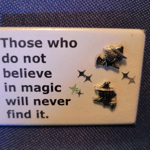 Quien no cree en la magia, jamás la encontrará. Opciones 3D. Botón o imán.