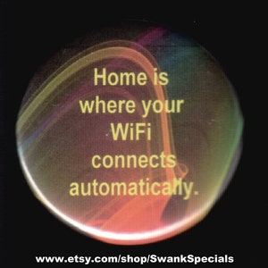 Puede incluir: Un botón redondo con un fondo abstracto colorido y el texto "Home is where your WiFi connects automatically." en amarillo.