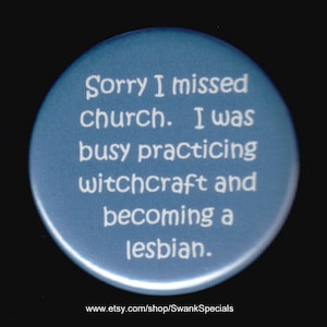 Puede incluir: Un botón azul con texto blanco que dice "Lo siento, me perdí la iglesia. Estaba ocupado practicando brujería y convirtiéndome en lesbiana."