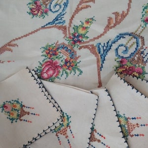 Vintage small  Rose Cross Stitch Embroidery  Tablecloth with 4 Napkins, Antique Decorative Table Linen Handmade