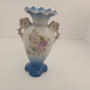 Vintage  flowers blue and white  made in japan vase  small 6&quot; x 4&quot;