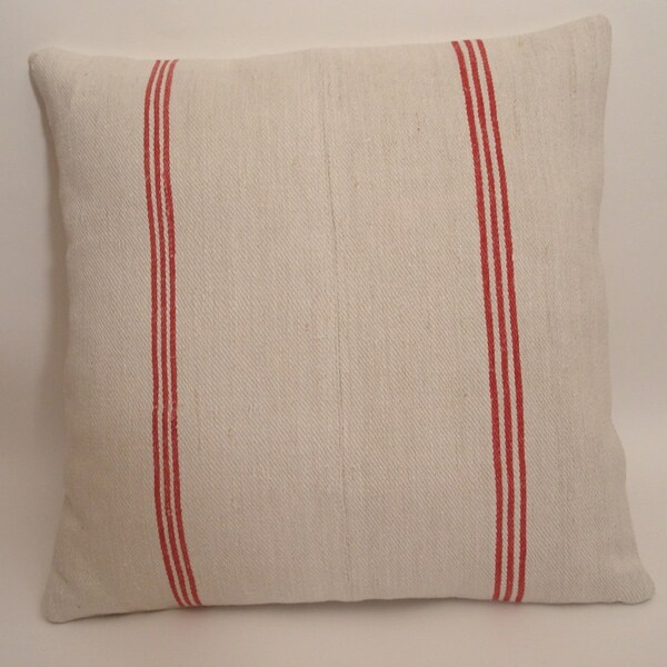 Saco funda de almohada a rayas rojas de grano / Rustic Beach Cottage almohada / náutica decoración / rústica estilo casa de campo