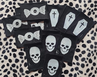 Parches negros hechos a mano con linograbado, impresiones en linóleo estilo gótico de Halloween, calaveras, caramelos y paquete de ataúdes.