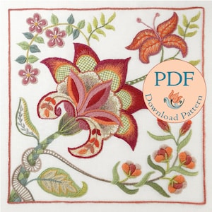 Peut inclure: Patron de broderie avec une grande fleur stylisée aux pétales rouges, orange et roses. La fleur est entourée de petites fleurs et de feuilles dans des tons de vert et d'orange. Le motif est intitulé "Patron de téléchargement PDF".