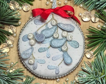 Stumpwork Embroidery Kit - MERRY MISTLETOE Christmas Ornament