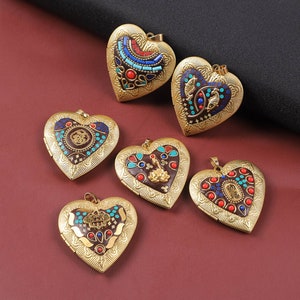 Puede incluir: Seis colgantes de coraz&oacute;n de oro con dise&ntilde;os intrincados y acentos de esmalte de colores. Cada colgante presenta un dise&ntilde;o diferente, incluidos motivos florales, geom&eacute;tricos y animales.