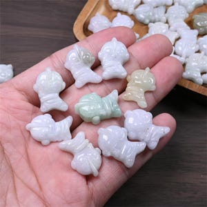 2 piezas de colgantes de Ultraman de jadeíta birmana multicolores sin tratar tipo A natural, dibujos animados para niños, cuentas sueltas de jadeíta multicolor, suministros de bricolaje