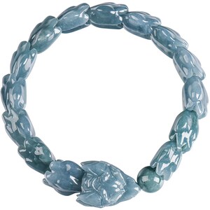 Puede incluir: Un brazalete de jade azul claro con cuentas talladas en forma de flor. El brazalete est&aacute; formado por elementos en forma de flor, unidos entre s&iacute;. El jade tiene una calidad transl&uacute;cida, con variaciones de color.